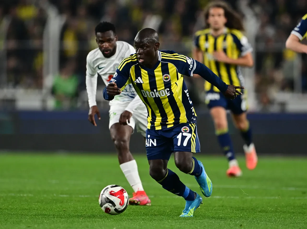 Süper Lig'de şampiyonu dev derbi belirleyecek! İşte şampiyonluk yolunun tüm senaryoları: Fenerbahçe veya Trabzonspor'un şampiyonluğu...