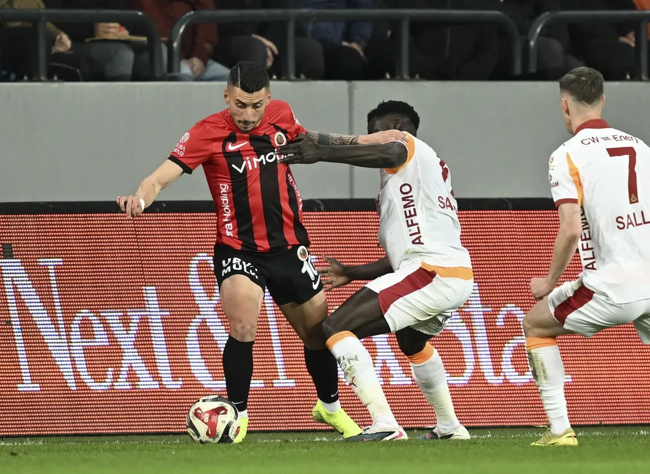 Süper Lig'de şampiyonu dev derbi belirleyecek! İşte şampiyonluk yolunun tüm senaryoları: Fenerbahçe veya Trabzonspor'un şampiyonluğu...