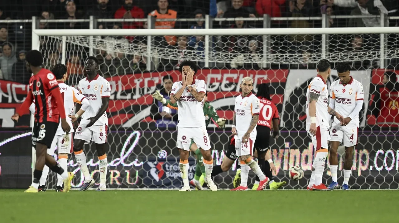 Süper Lig'de şampiyonu dev derbi belirleyecek! İşte şampiyonluk yolunun tüm senaryoları: Fenerbahçe veya Trabzonspor'un şampiyonluğu...