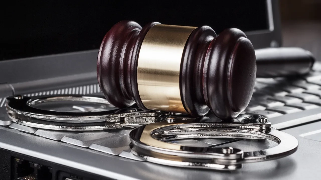 Telefonundan 9 yaşındaki &ccedil;ocuğa ait m&uuml;stehcen fotoğraf &ccedil;ıktı: Su&ccedil;u yapay zekaya attı