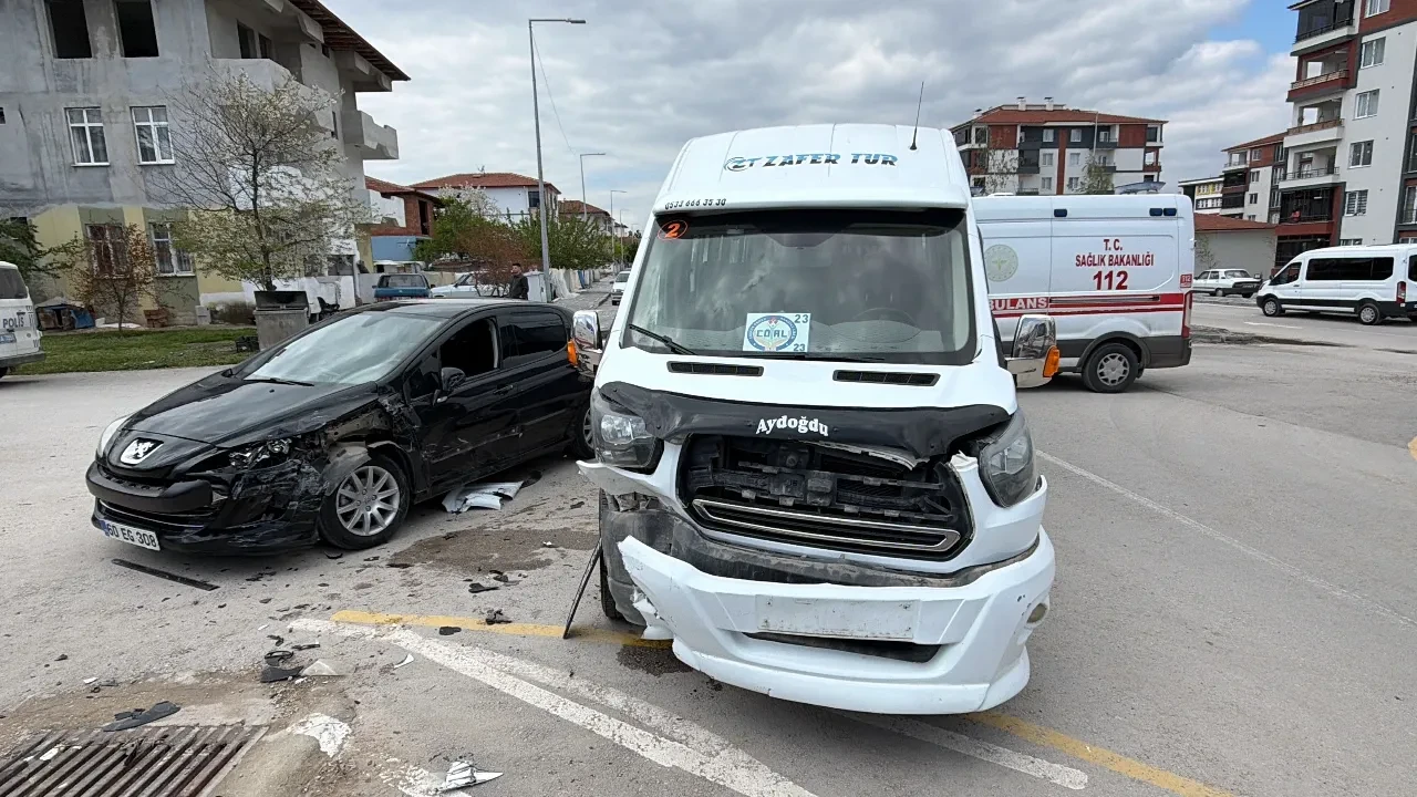 Tokat’ta öğrenci servisi otomobil ile çarpıştı: 10 öğrenci yaralı