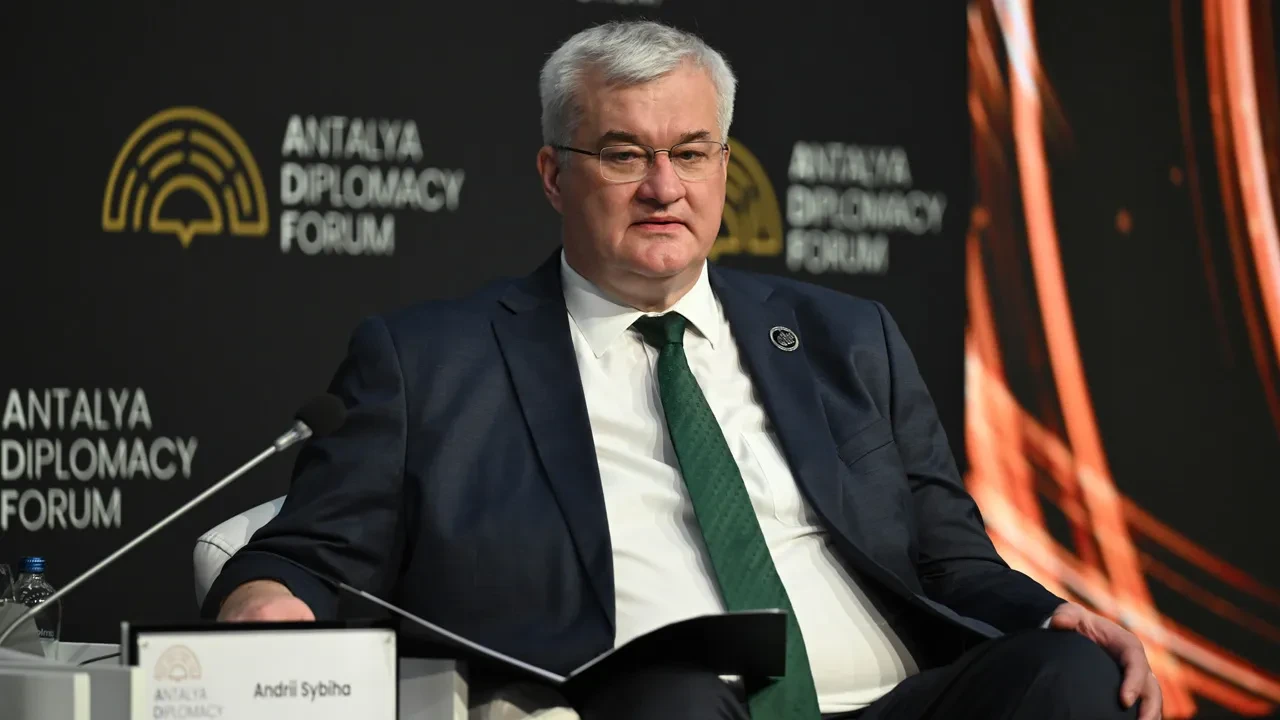 Ukrayna Dışişleri Bakanı duyurdu: Zelenskiy'nin Putin ile Türkiye'de görüşmesi için başvurduk