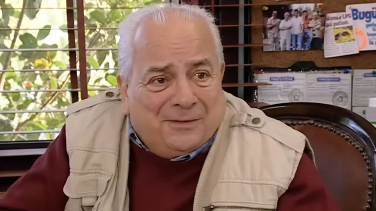 Akasya Durağı’nın Ali Kemal’i Ateş Fatih Uçan Zeki Alasya ile anısını anlattı! “Gülüp ensemden tutup öpmüştü”