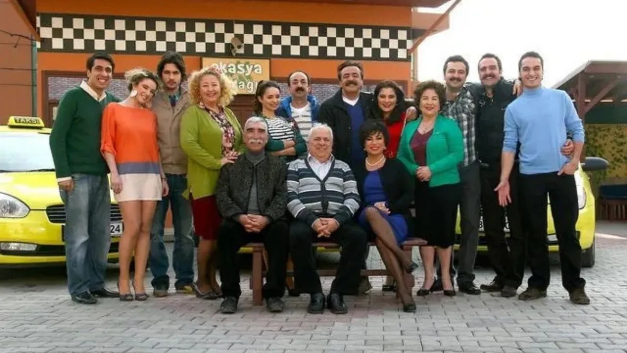 Akasya Durağı’nın Ali Kemal’i Ateş Fatih Uçan Zeki Alasya ile anısını anlattı! “Gülüp ensemden tutup öpmüştü”