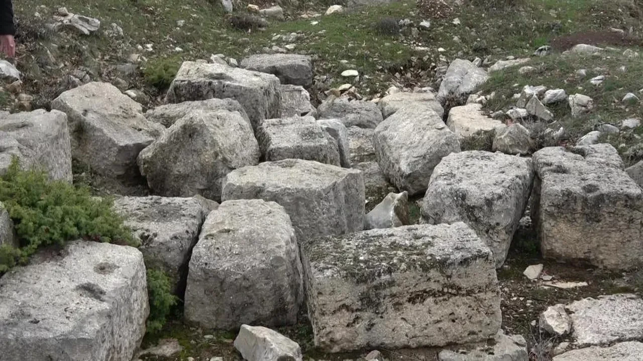 Amasya’da gizemli zirve! Bölgedeki tek Zeus tapınağı: sikkeler, seramik kalıntılar hepsi gün yüzüne çıktı