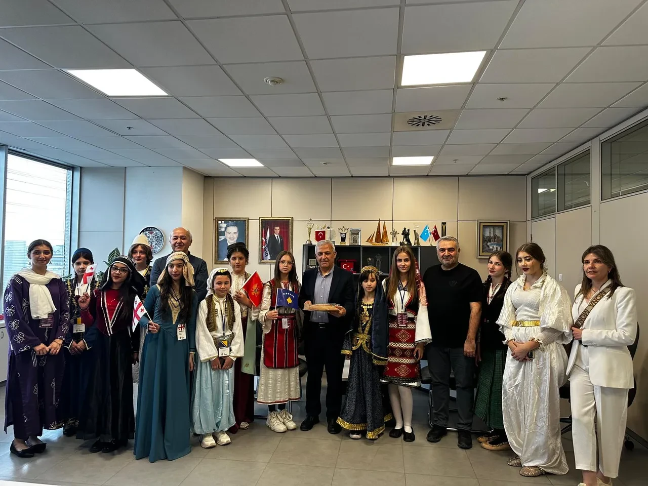 'Avrasya'nın Çocukları'ndan İhlas Holding'e ziyaret: 'Barış Ekmeği' dünyaya umut olacak