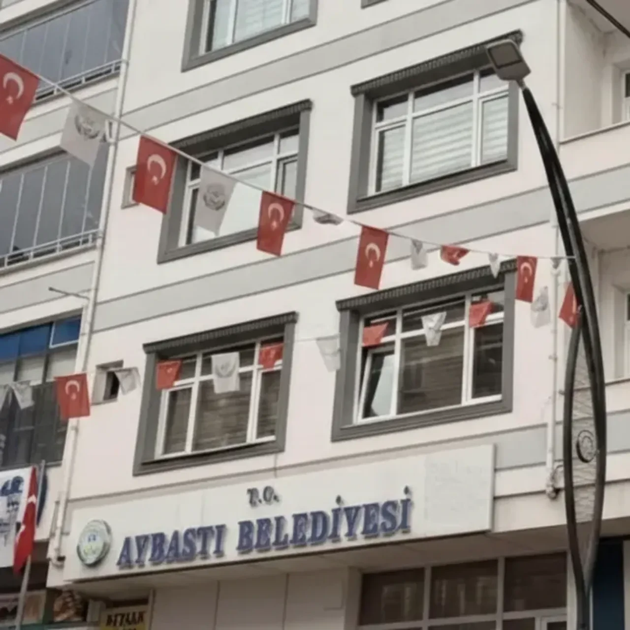 Belediye binasında kan konduran olay! Başkanın sekreterine satırla saldırdı: 1 yaralı...