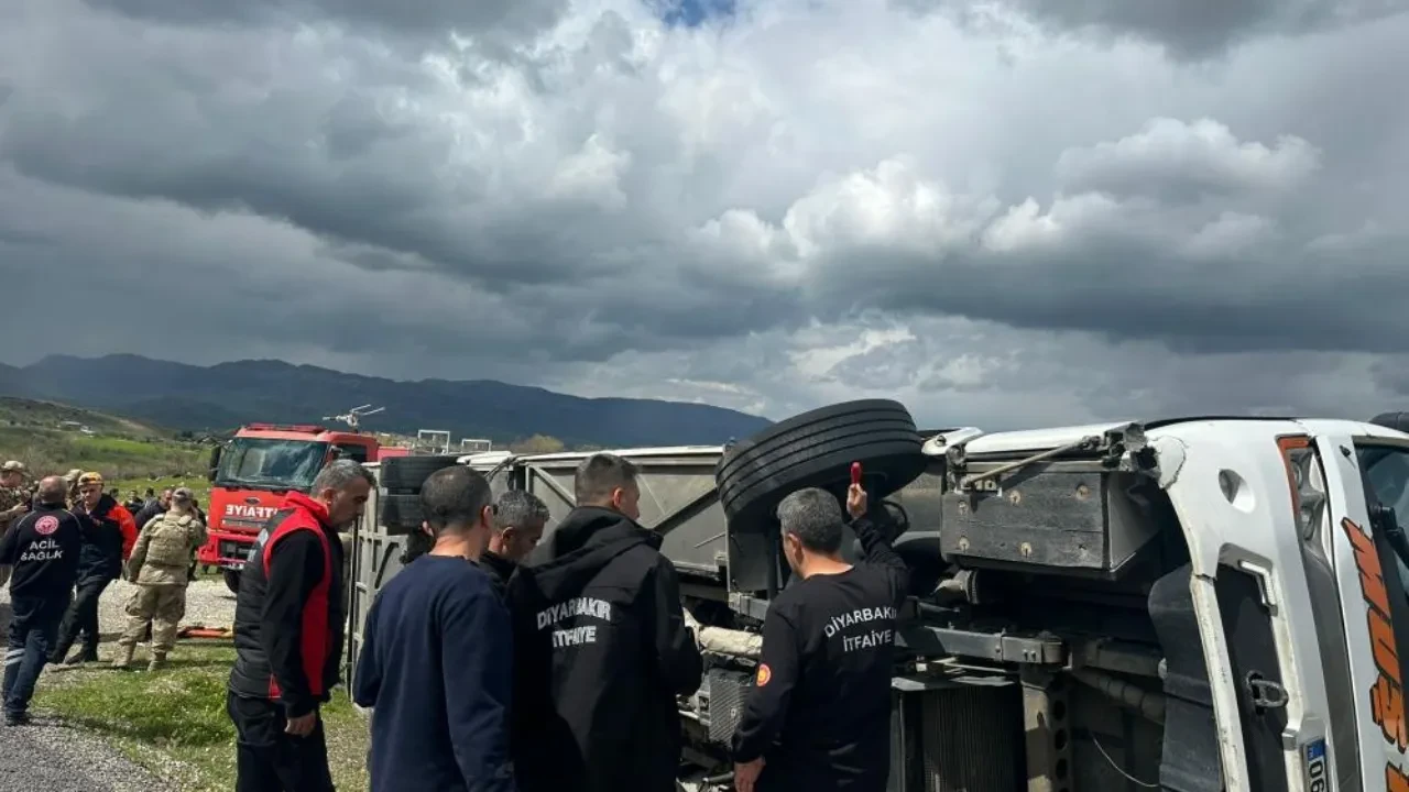 Diyarbakır’da yolcu otobüsü devrildi! 1 ölü, 13 yaralı