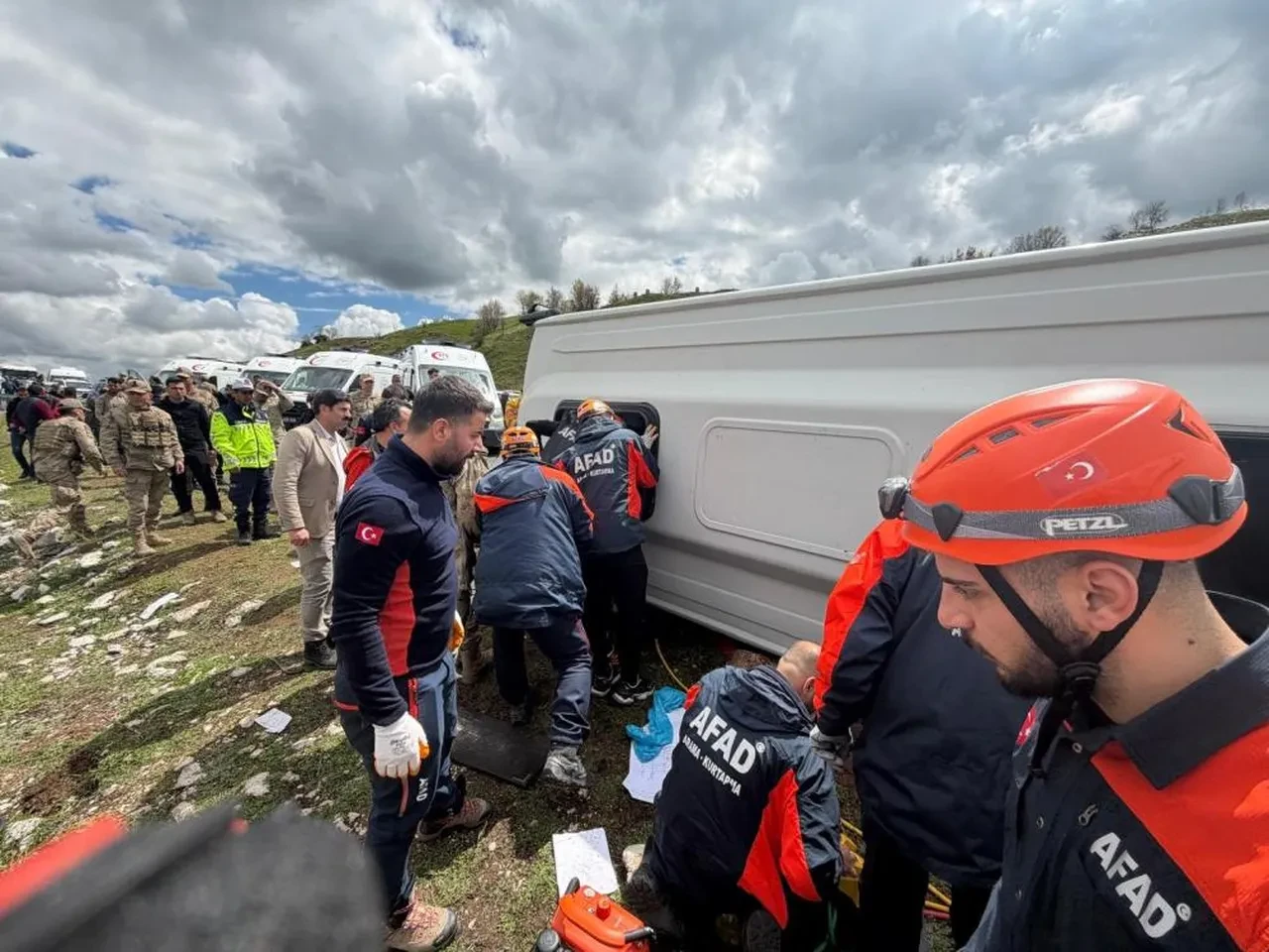 Diyarbakır’da yolcu otobüsü devrildi! 1 ölü, 13 yaralı
