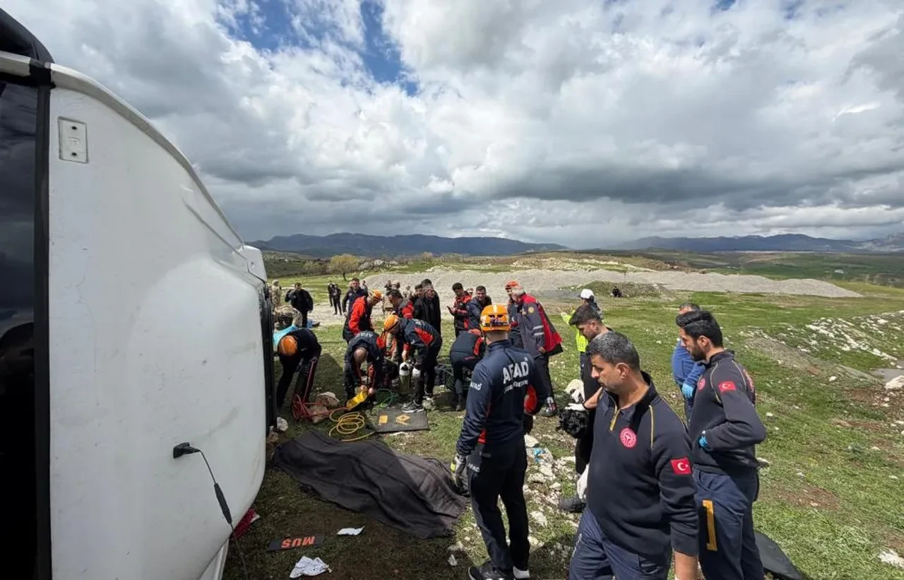 Diyarbakır’da yolcu otobüsü devrildi! 1 ölü, 13 yaralı