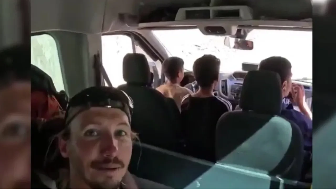 Hakkari'de otostop çeken turistler gördükleri manzara karşısın şoke oldu: Bindikleri minibüsü çocuk kullanıyordu