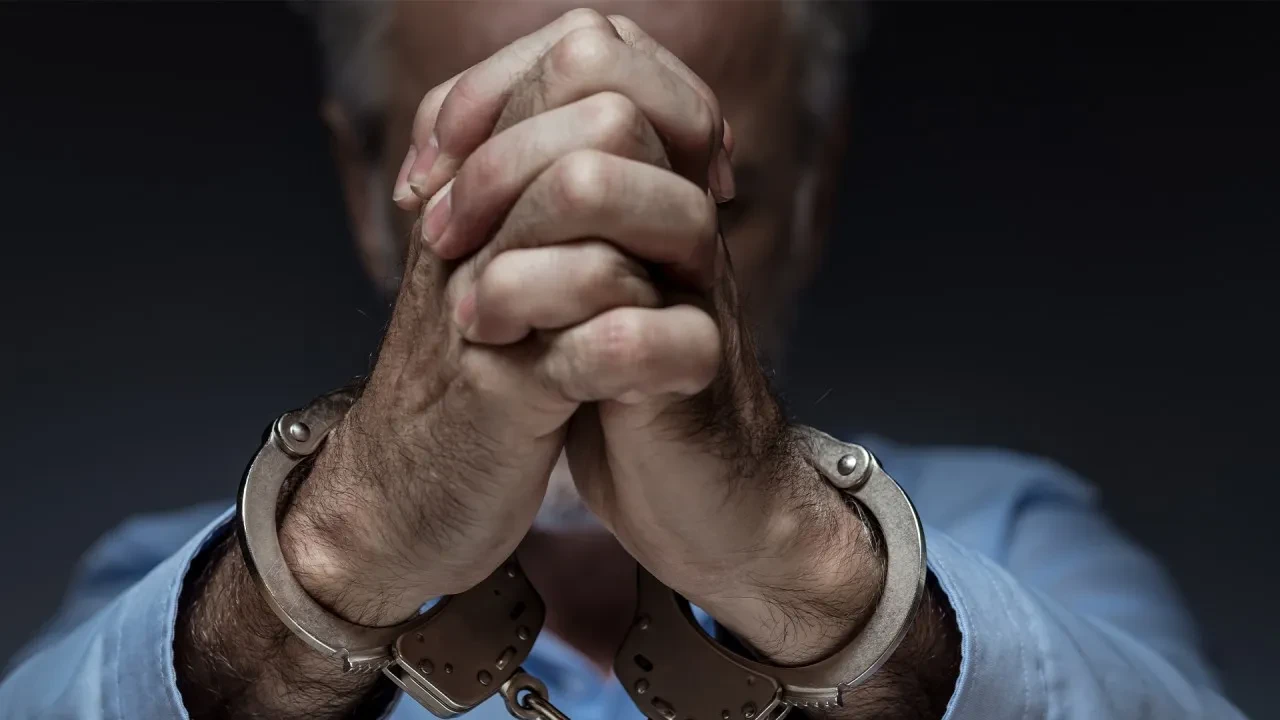 Herkesin her gün yaptığı sıradan eylem yüzünden hapsi boyladı!