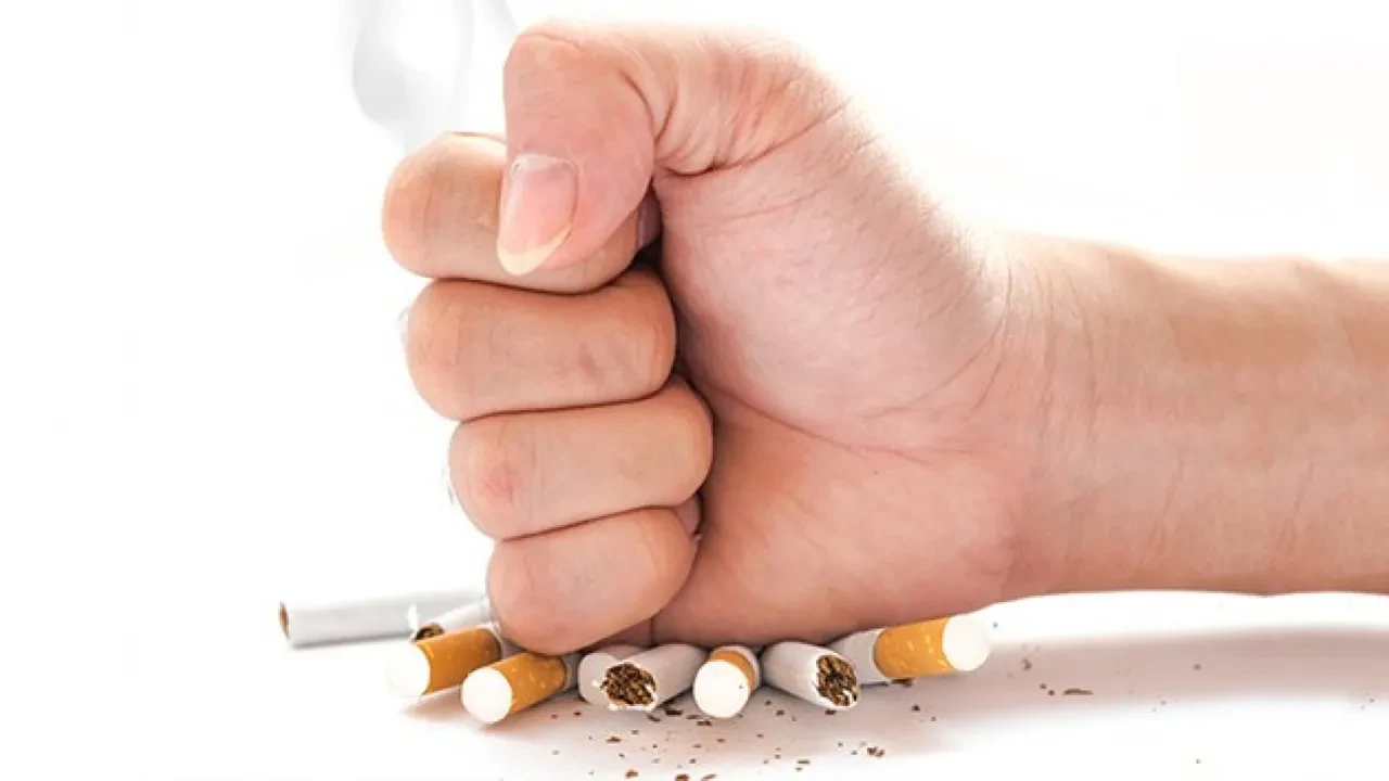 İngiltere'de 2009'dan sonra doğanlara ömür boyu sigara yasağı kralın onayına sunuldu