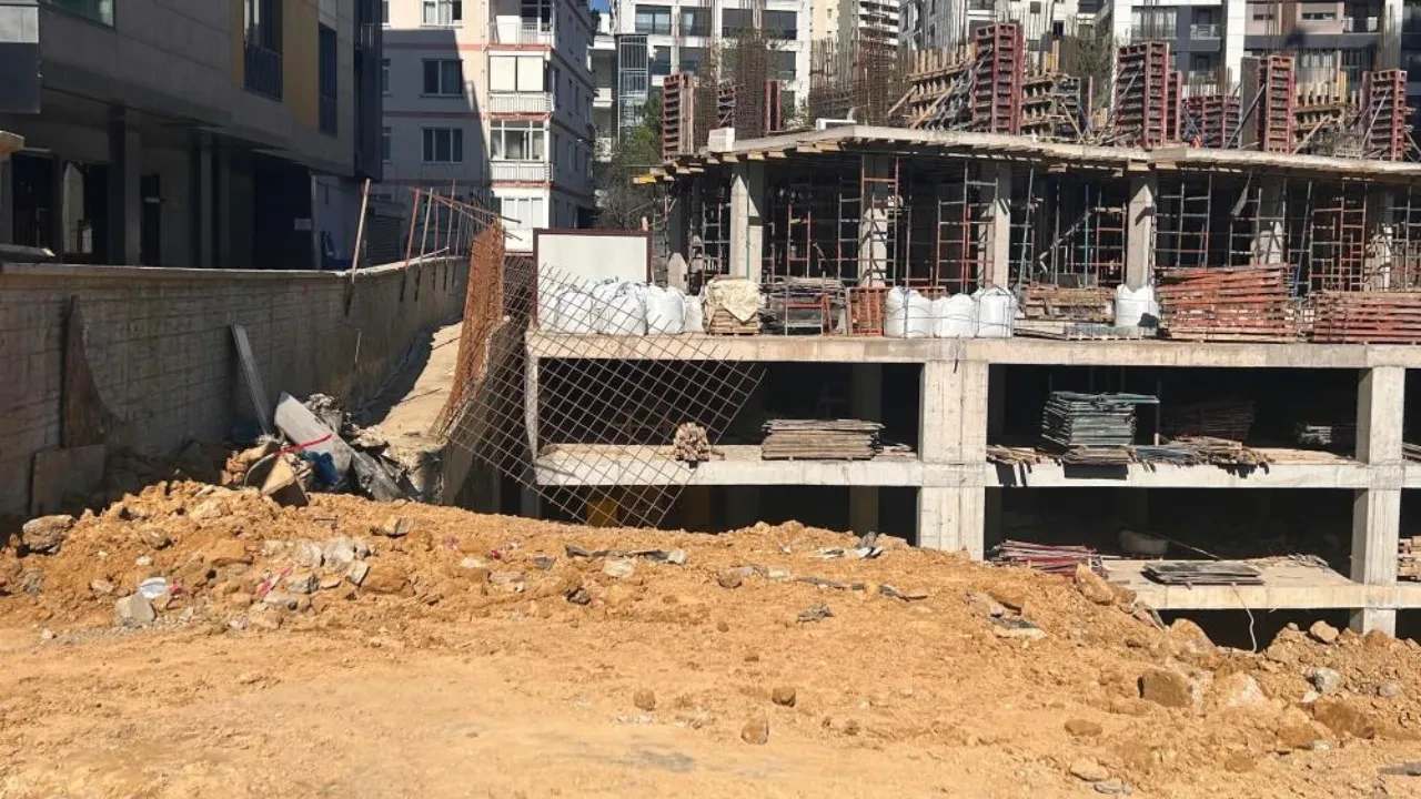 Kadıköy'de herkes bunu konuşuyor! Fenerbahçe Stadı'nın yanındaki göçük, stada zarar verdi mi?