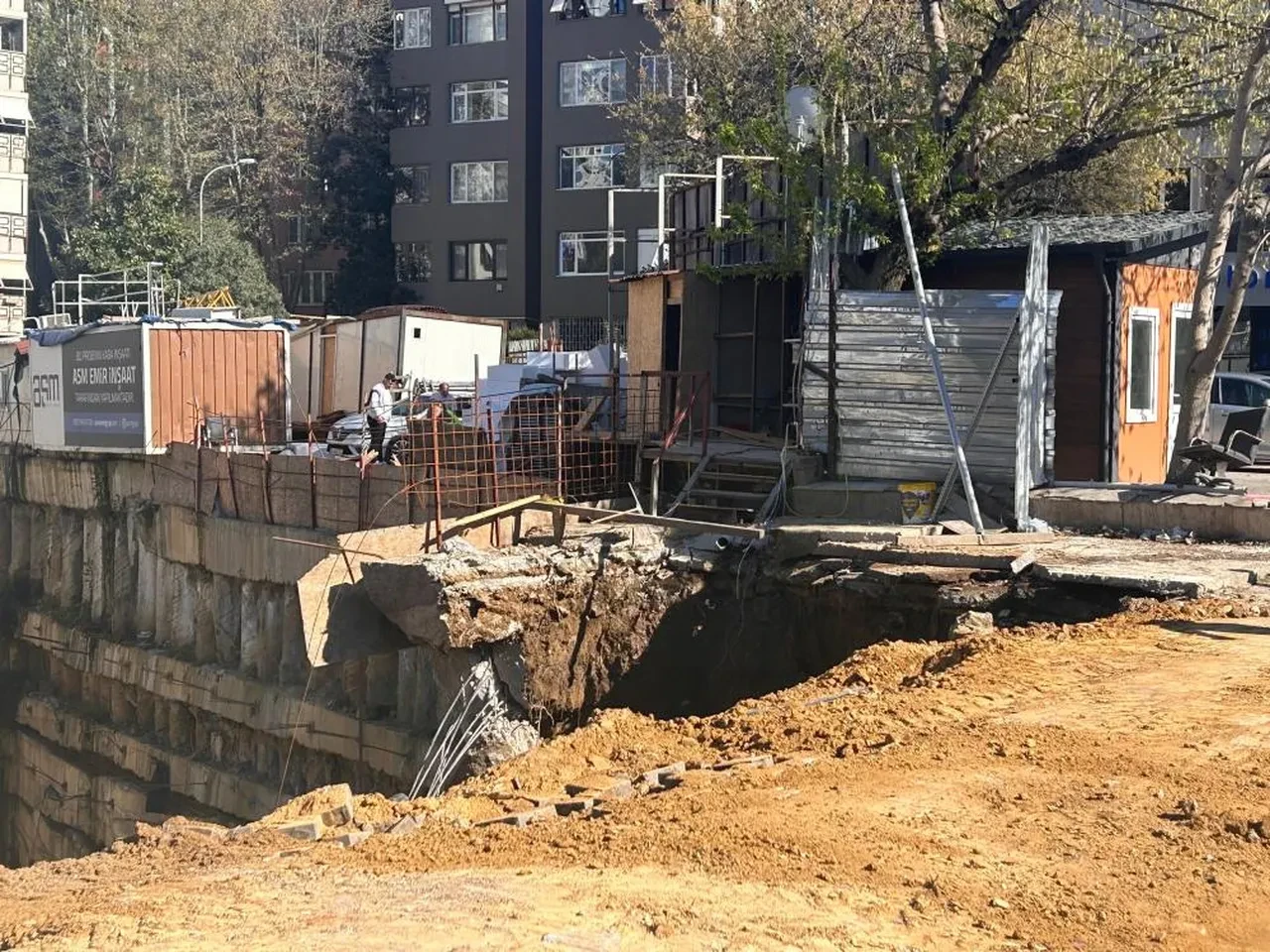 Kadıköy'de herkes bunu konuşuyor! Fenerbahçe Stadı'nın yanındaki göçük, stada zarar verdi mi?
