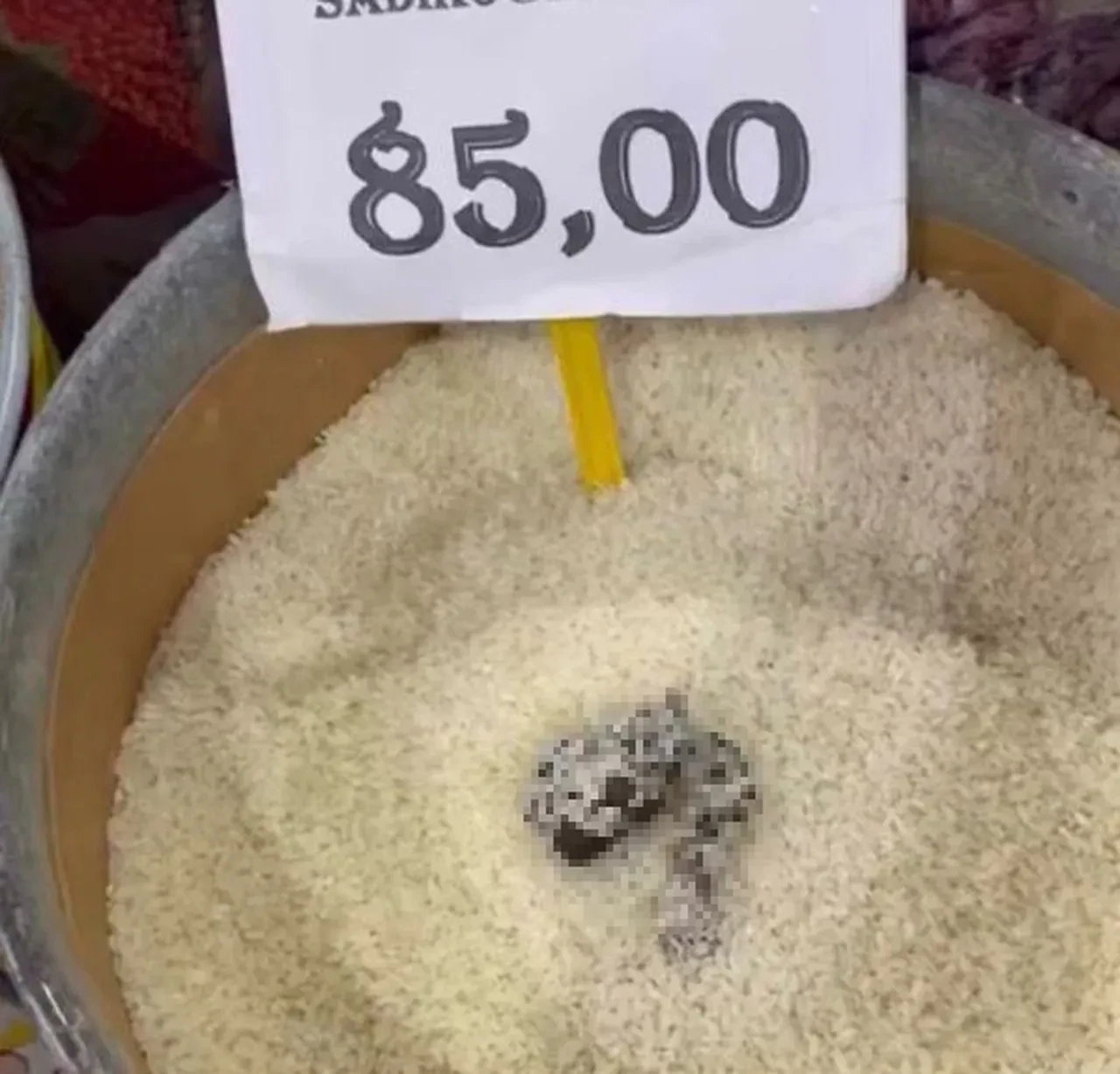 Market reyonunda skandal! Açıkta satılan pirinçten çıkanlar mide bulandırdı