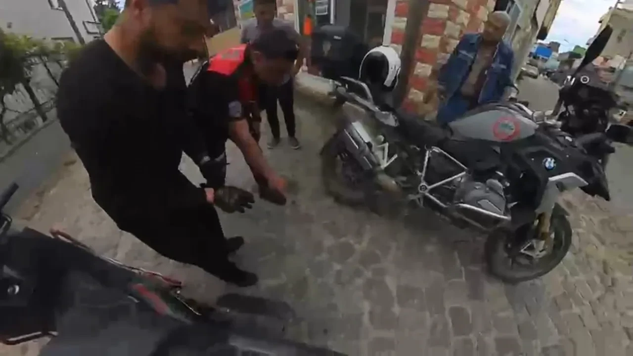 Motoruyla seyir halindeyken boğazına şeker kaçtı, polis Heimlich manevrasıyla kurtardı!