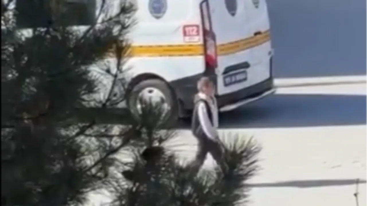 Okul tuvaletinde saklanmış silah ve tehdit notu bulundu! Nottan müdür ve bazı öğrencilerin adı çıktı