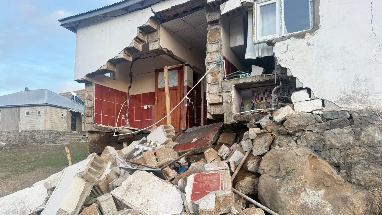 Ağrı'daki depremden sonra bazı yerlerde hasar oluştu