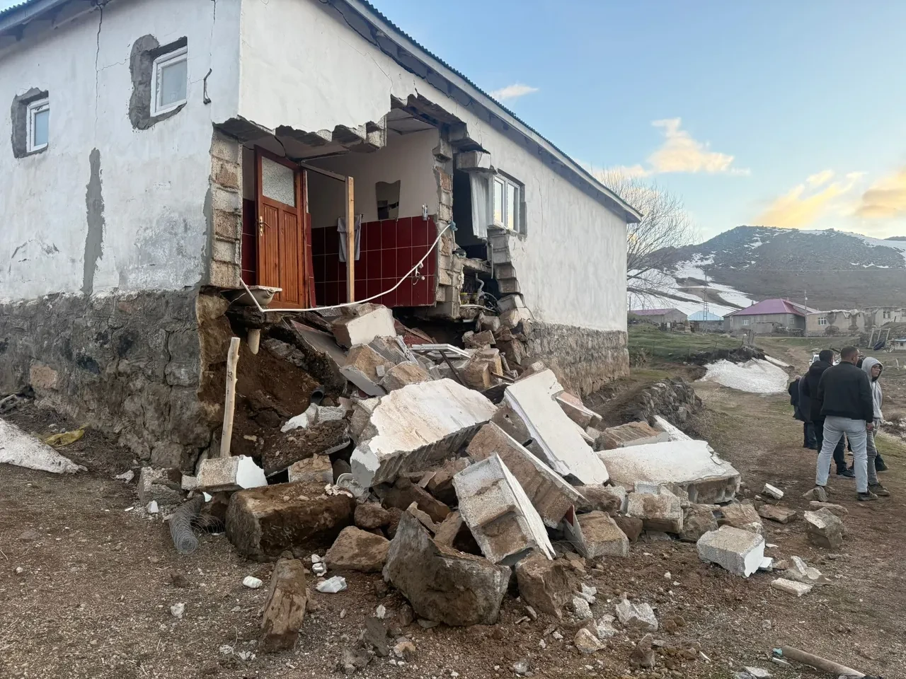 Ağrı'daki depremden sonra bazı yerlerde hasar oluştu