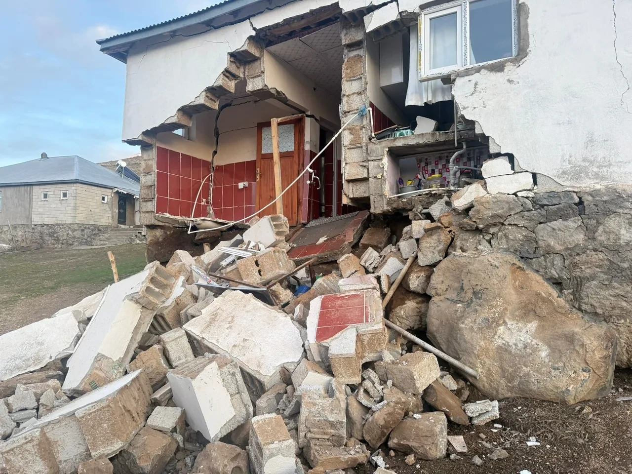 Ağrı'daki depremden sonra bazı yerlerde hasar oluştu