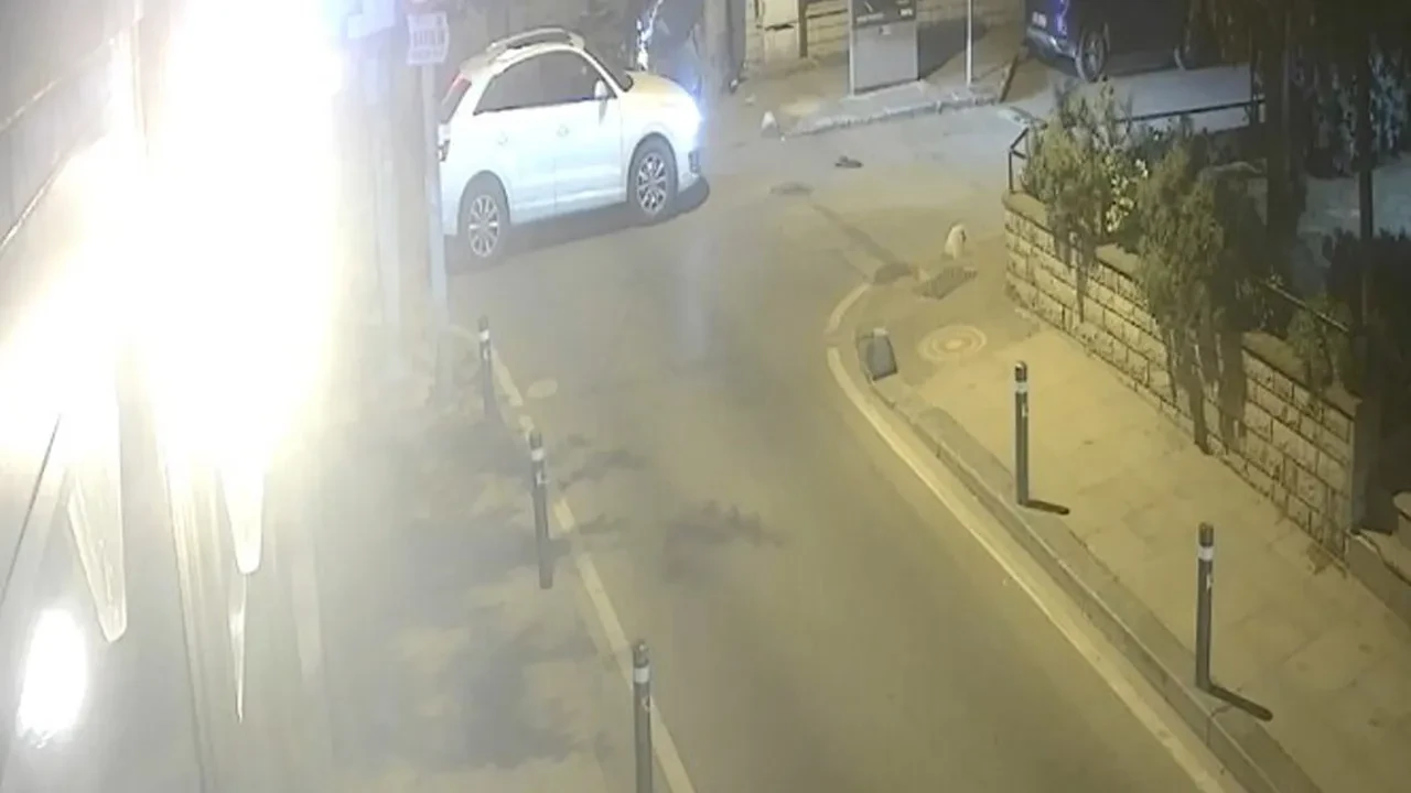 Alkollü araç sürücüsü motosikletliyi böyle savurdu! İşte kaza anı