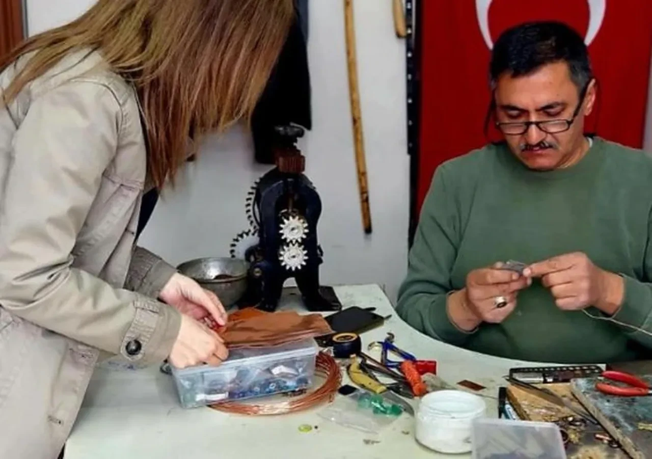 Altın, gümüş ve bakırın değerine değer katıyor! Ateşle sanatı yeniden yazıyor