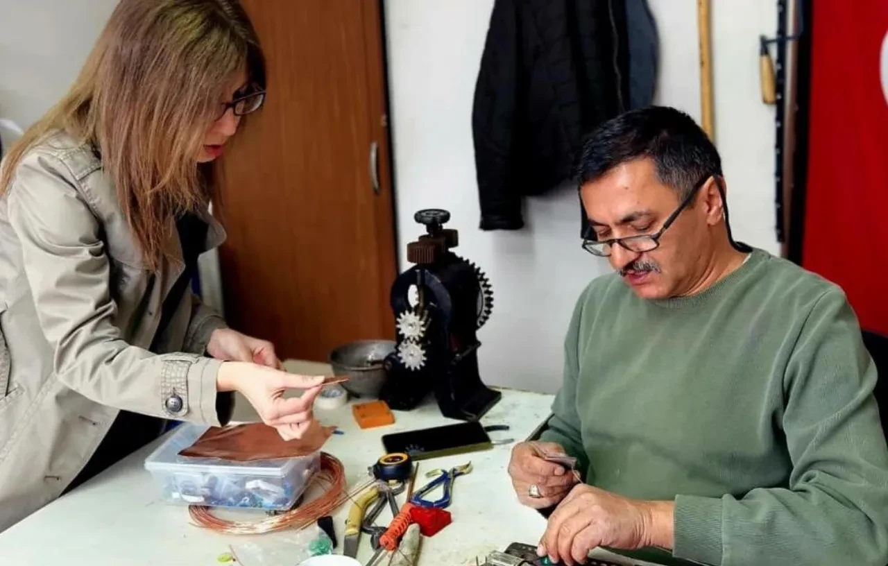 Altın, gümüş ve bakırın değerine değer katıyor! Ateşle sanatı yeniden yazıyor