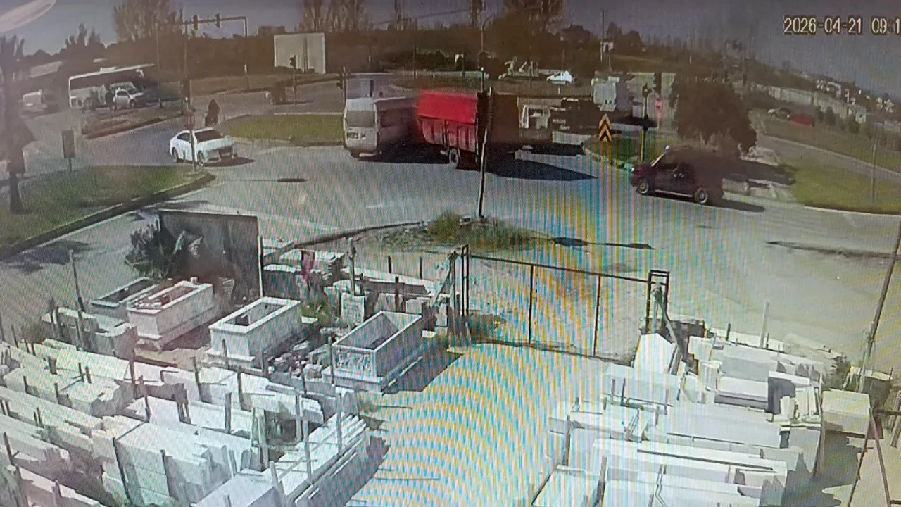 Antalya'da korkutan kaza! Kamyonun kamyonet ile çarpıştığı anlar kamerada!