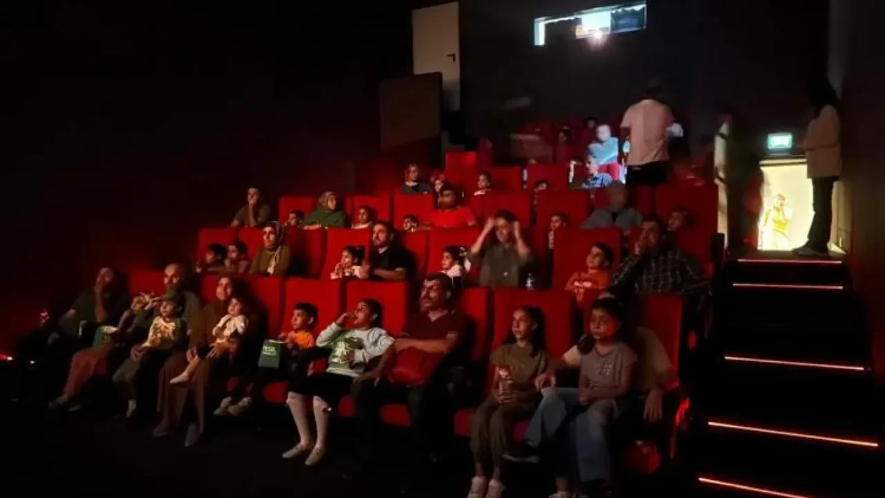 Bakan Ersoy duyurdu! Tüm sinema biletleri 120 TL 