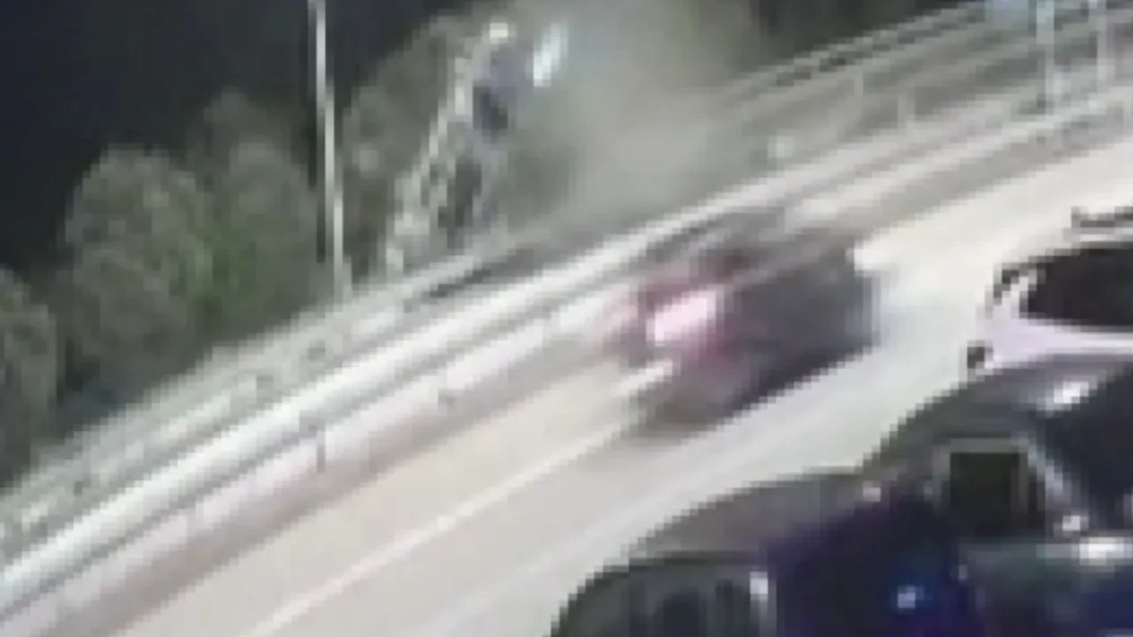 Defalarca takla otomobil, karşı şeride fırladı! Feci kaza kamerada