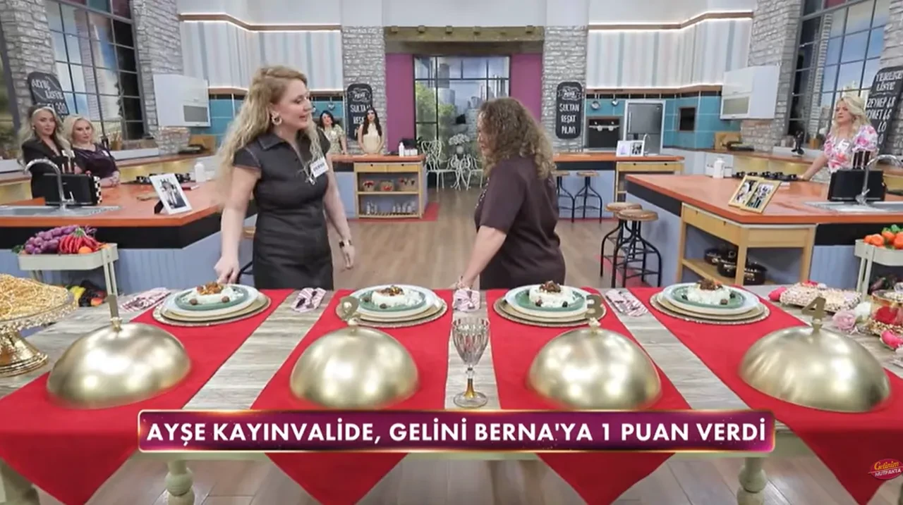 Gelinim Mutfakta'da skandal görüntüler! Berna, kayınvalidesi Ayşe'nin hediyesini paramparça etti