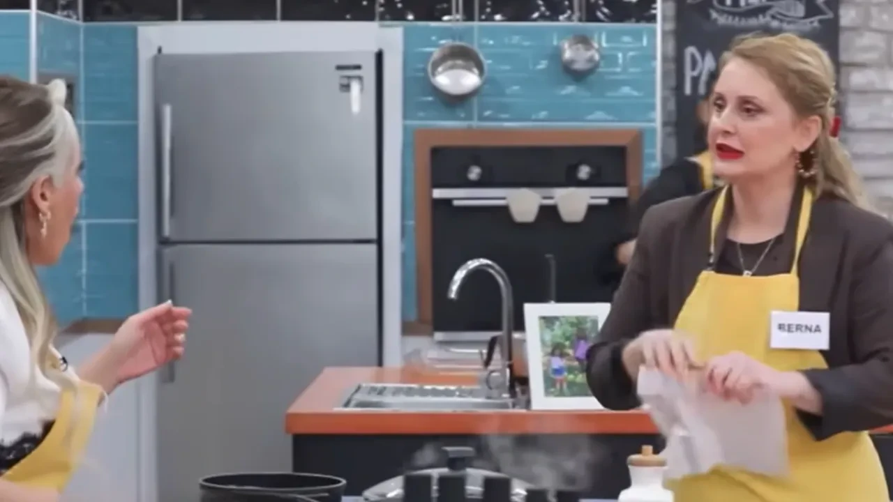 Gelinim Mutfakta'da skandal görüntüler! Berna, kayınvalidesi Ayşe'nin hediyesini paramparça etti