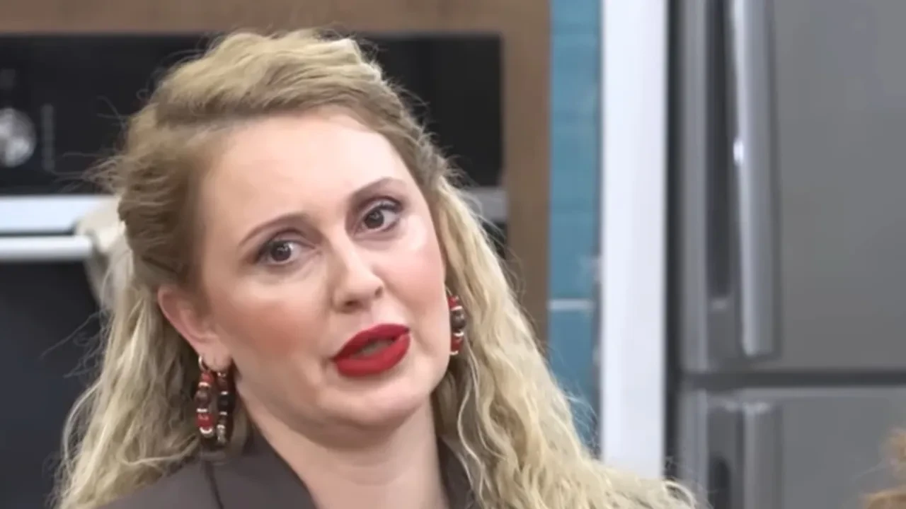 Gelinim Mutfakta'da skandal görüntüler! Berna, kayınvalidesi Ayşe'nin hediyesini paramparça etti