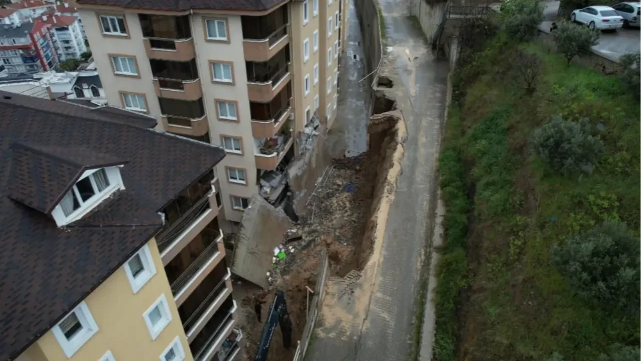 Herkes deprem oldu zannetti! Balkonlar yıkıldı, araçlar enkaz altında kaldı