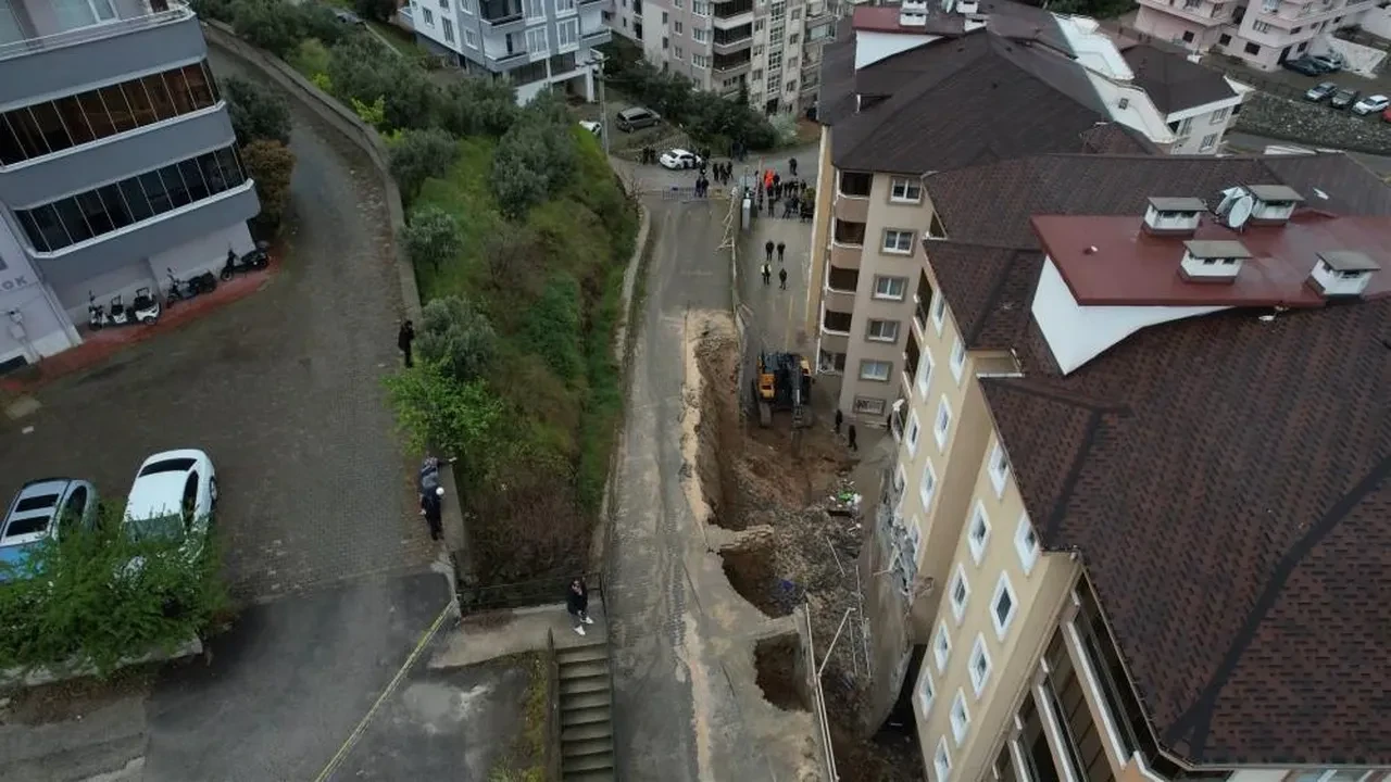 Herkes deprem oldu zannetti! Balkonlar yıkıldı, araçlar enkaz altında kaldı