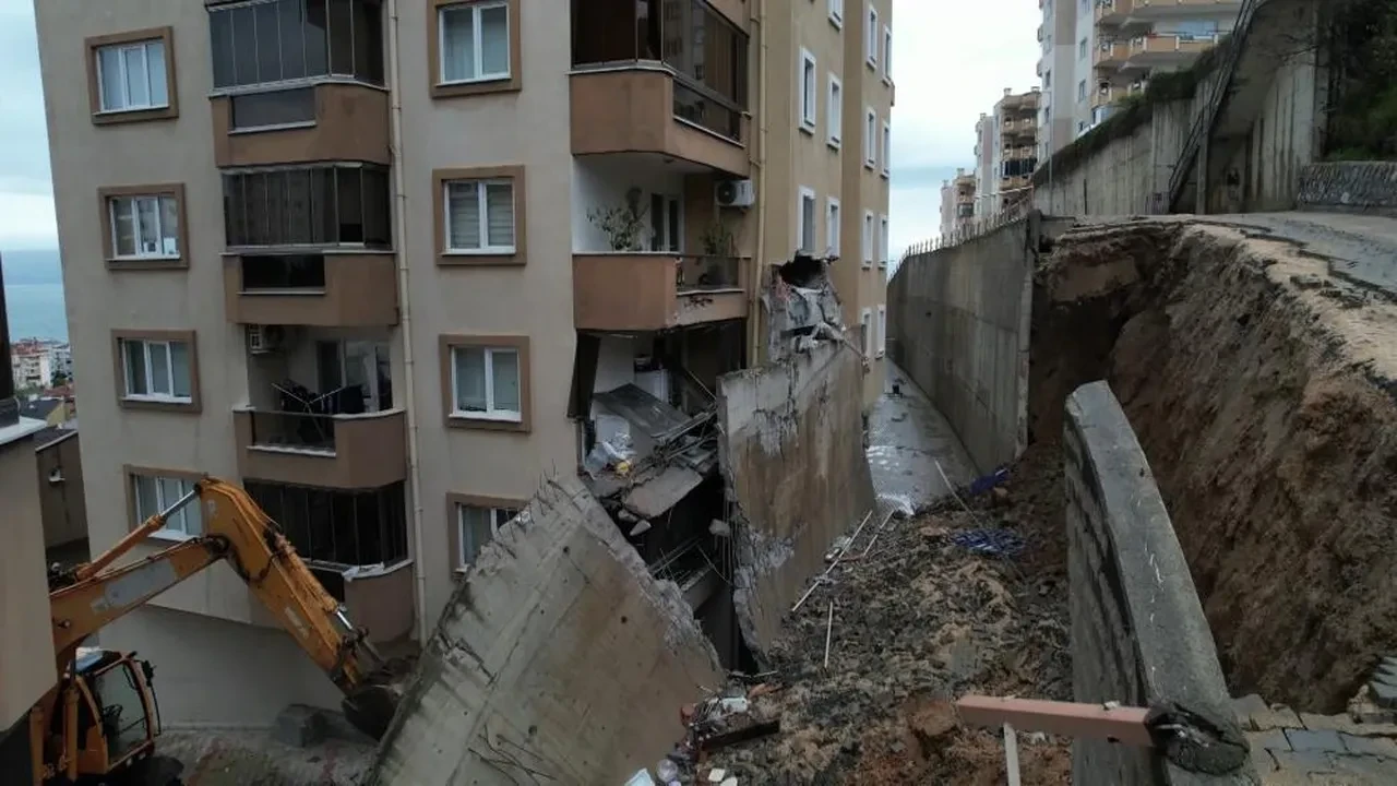 Herkes deprem oldu zannetti! Balkonlar yıkıldı, araçlar enkaz altında kaldı