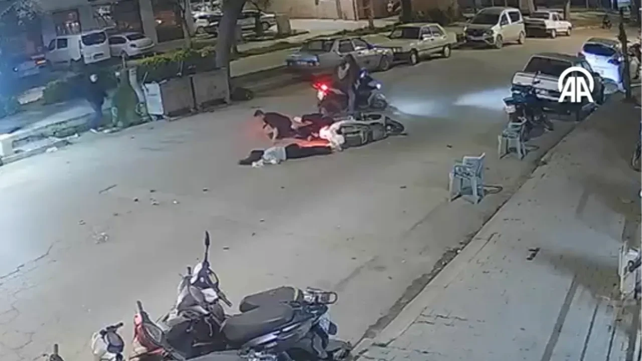 İki motosiklet çarpıştı, 3 kişi yaralandı: İzmir’de korkutan kaza kameralarda