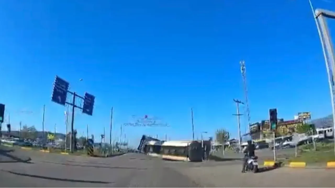 Kavşakta kontrolden çıkan tır devrildi: Faciadan dönülen kaza kamerada!
