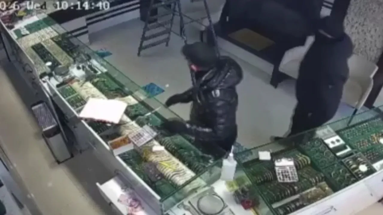 Kuyumcunun çığlığı soyguncuları kaçırdı! O anlar kamerada