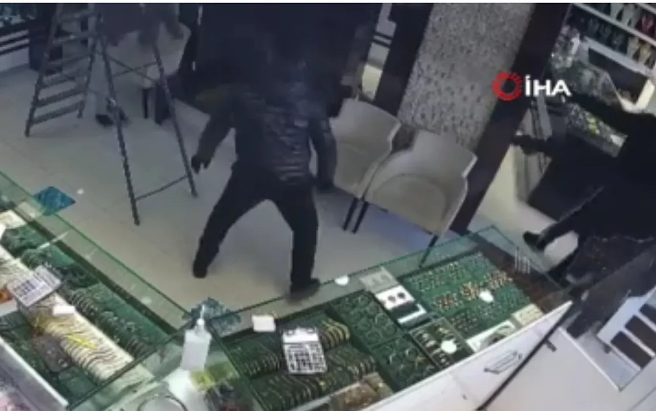 Kuyumcunun çığlığı soyguncuları kaçırdı! O anlar kamerada