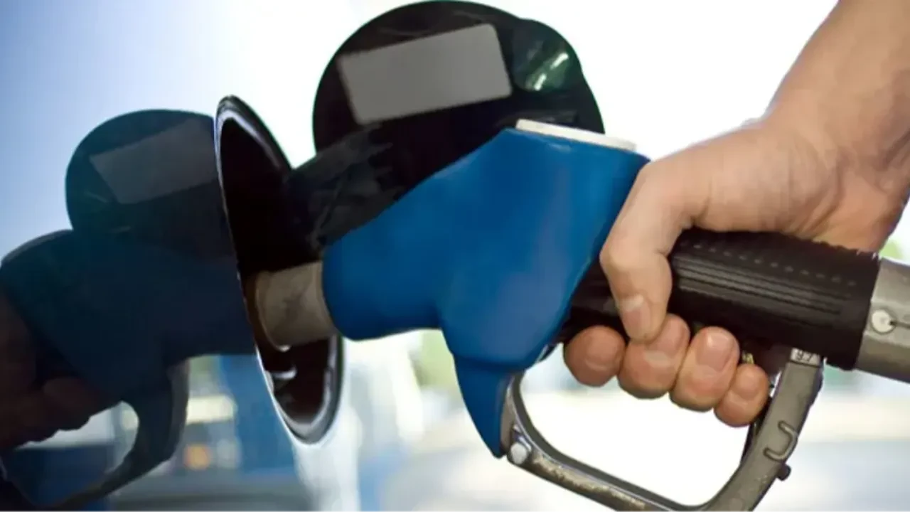 Motorin ve benzine indirim ya da zam var mı? Bu gece tabela değişecek