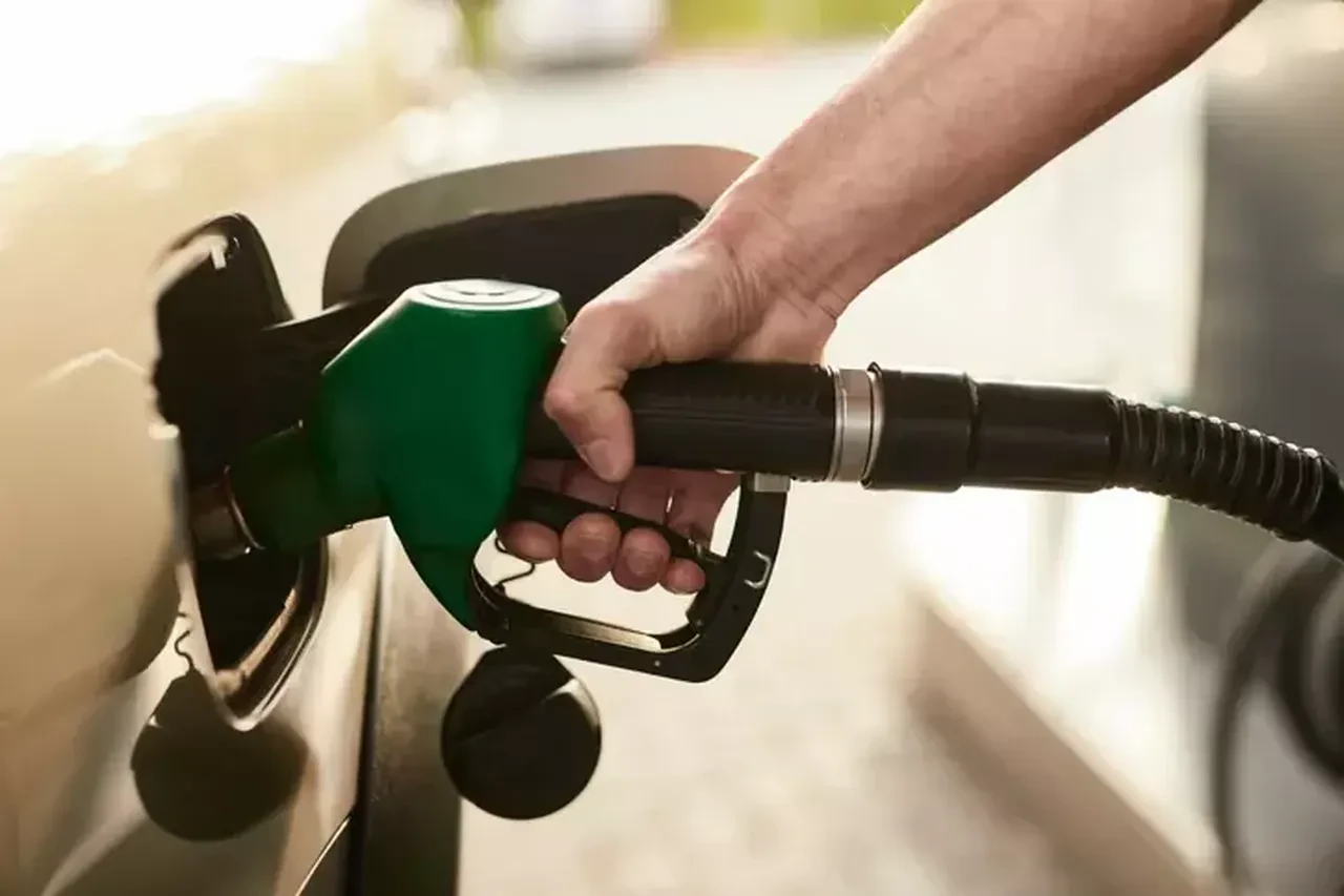 Motorin ve benzine indirim ya da zam var mı? Bu gece tabela değişecek