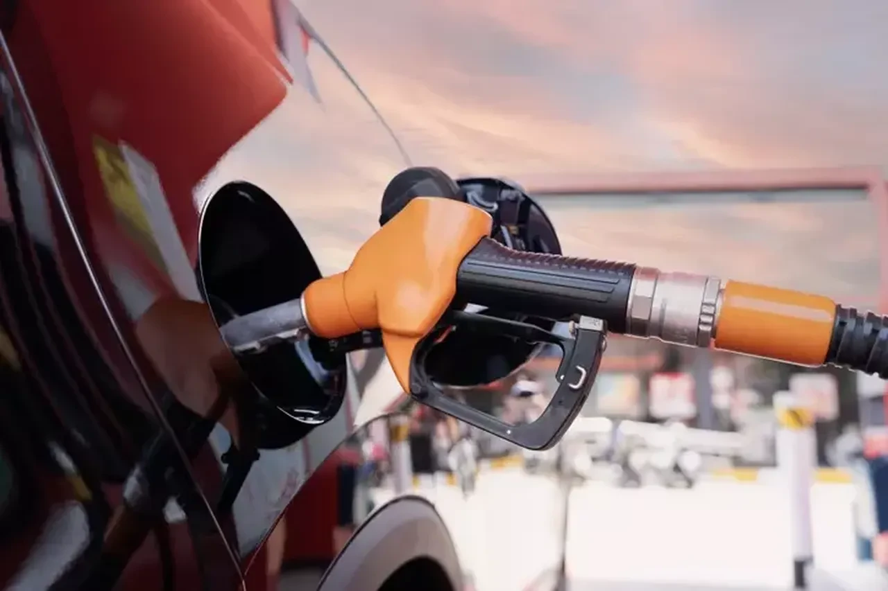 Motorin ve benzine indirim ya da zam var mı? Bu gece tabela değişecek