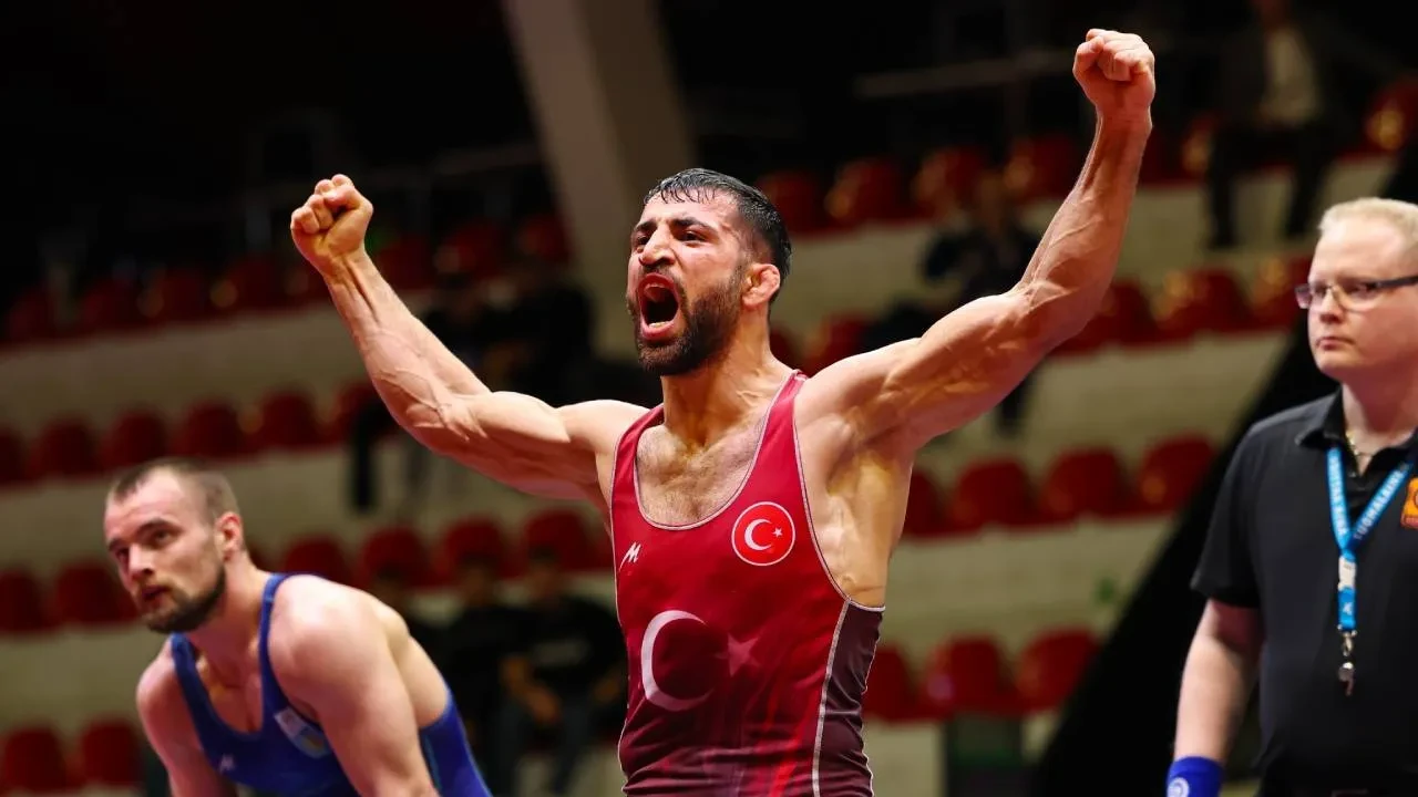 Murat Fırat gümüş madalya kazandı! Milli güreşçi Avrupa ikincisi oldu