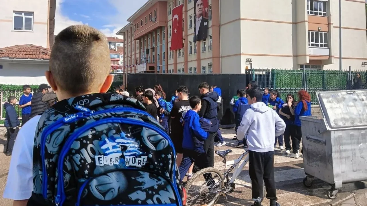 Ortaokul öğrencisi okula 3 gün boyunca silahla geldi! Çanta kullanımı yasaklandı