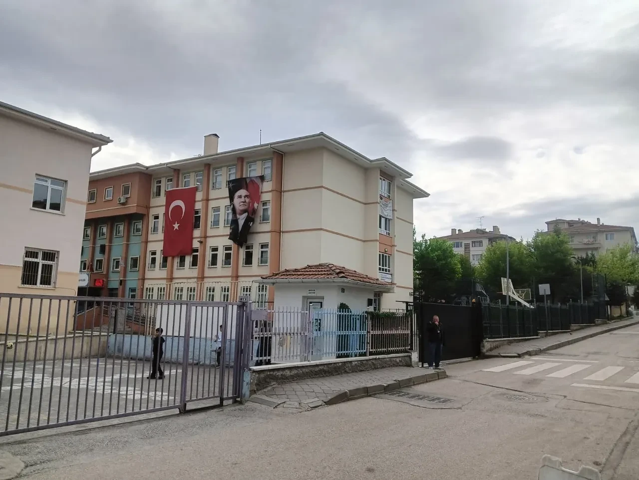 Ortaokul öğrencisi okula 3 gün boyunca silahla geldi! Çanta kullanımı yasaklandı