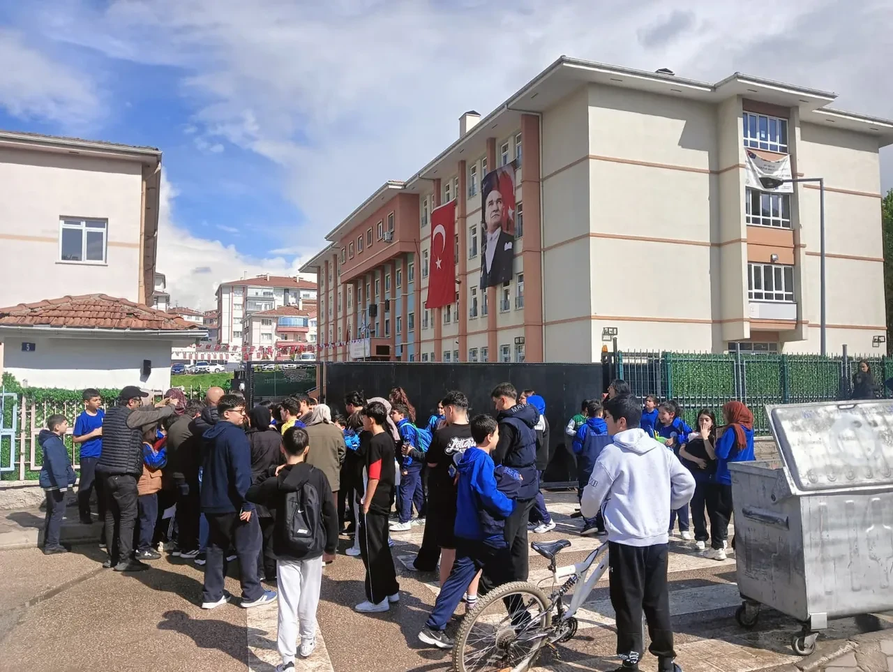 Ortaokul öğrencisi okula 3 gün boyunca silahla geldi! Çanta kullanımı yasaklandı