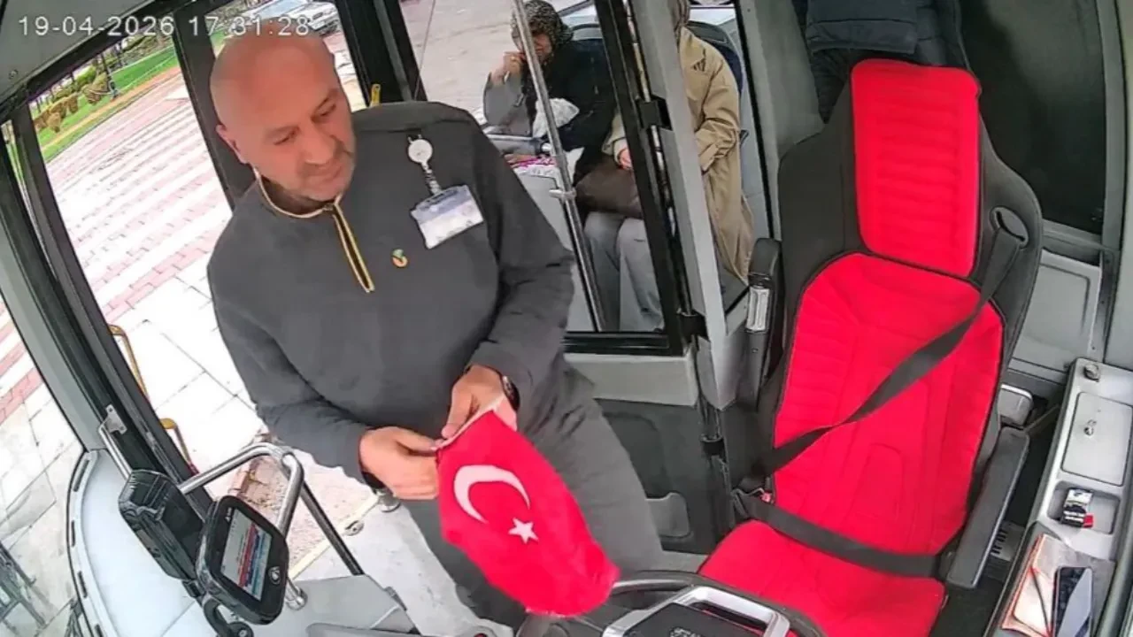 Otobüs şoförünün Türk bayrağı hassasiyeti kamerada
