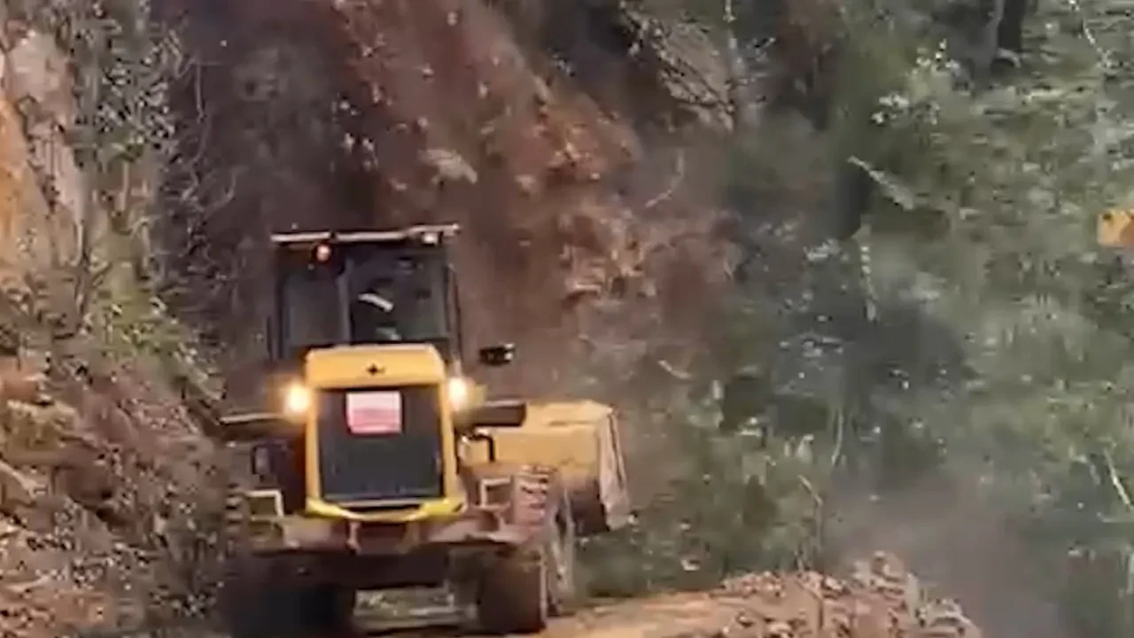 Rize’de heyelan yürekleri ağızlara getirdi! İş makinesi toprak altında kalmaktan son anda kurtuldu